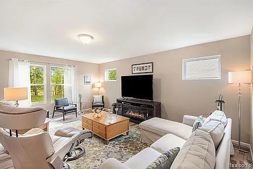 1002 Waters Edge Ln — Photo 3