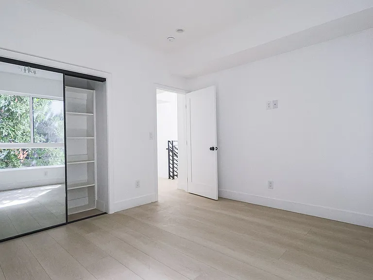 New Construction Luxury 4 Bed Townhomes With Roof Decks — Photo 59