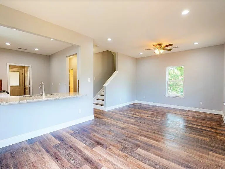 114 E Oak St — Photo 6