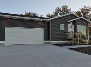 1529 Nagle Ln, Mitchell, SD 57301