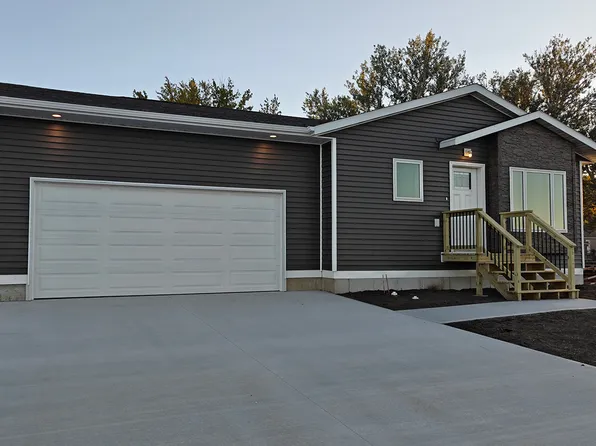 1529 Nagle Ln, Mitchell, SD 57301