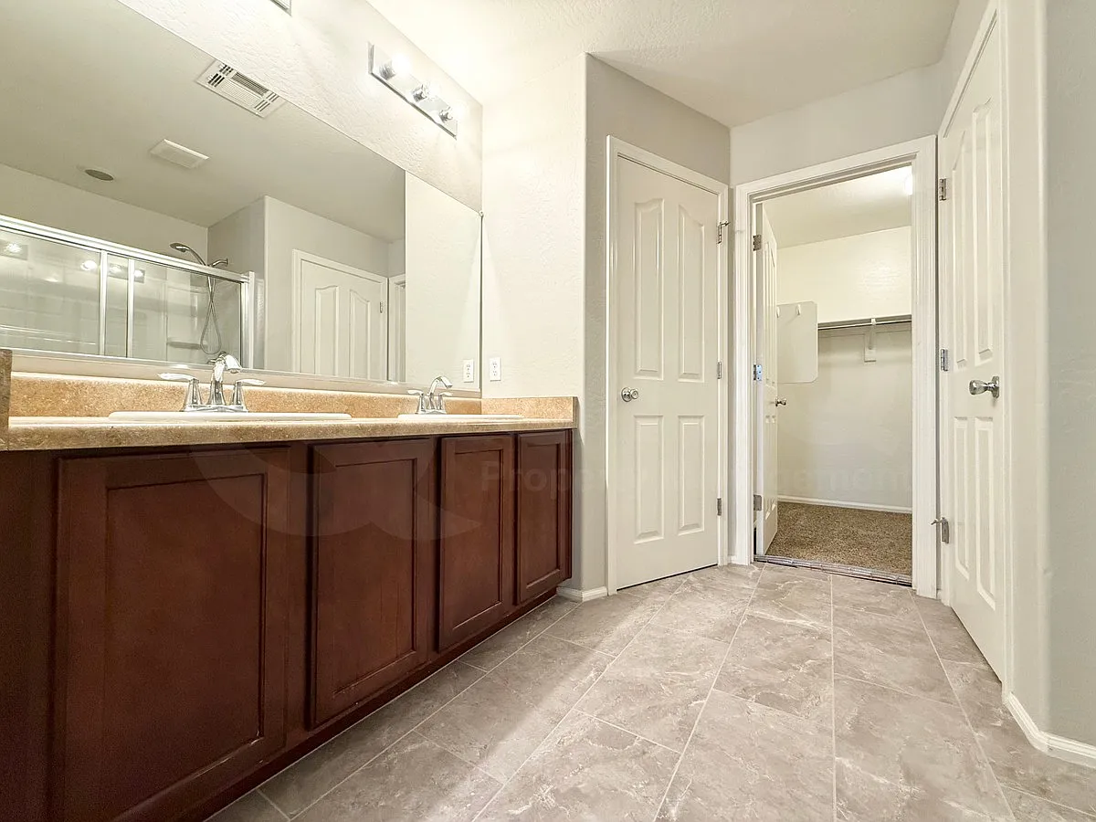 3 bed, 3.0 bath, 1817 sqft, $2,250 — Photo 2