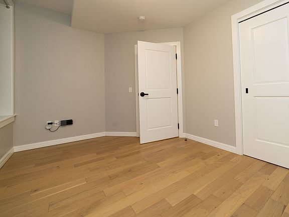 4th image of 32 N Park Row #221