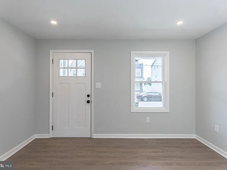 647 Spruce St — Photo 4
