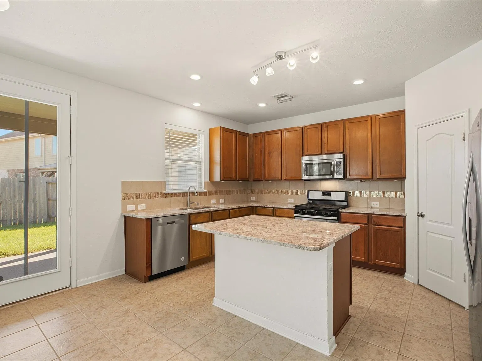 4 bed, 2.0 bath, 1881 sqft, $2,250 — Photo 3