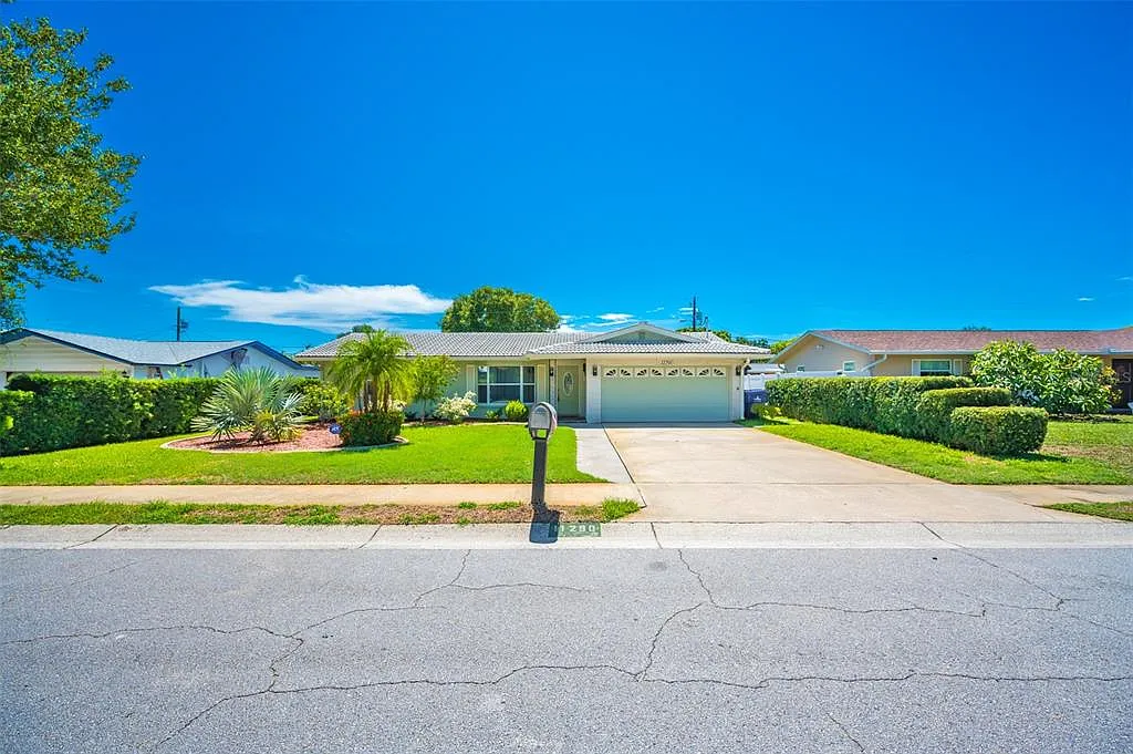4 bed, 2.0 bath, 2268 sqft, $4,550 — Photo 4
