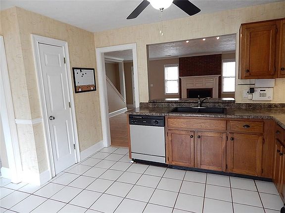 3rd image of 290 Shaded Oaks Ln SE