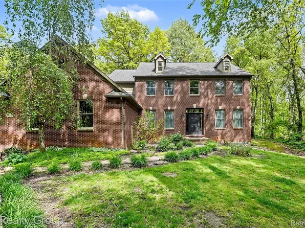 2215 High Meadows Dr, Ortonville, MI 48462