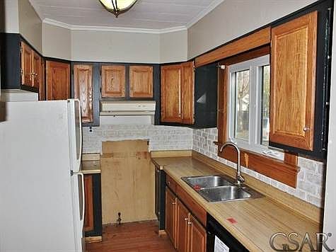 2nd image of 936 N Park St