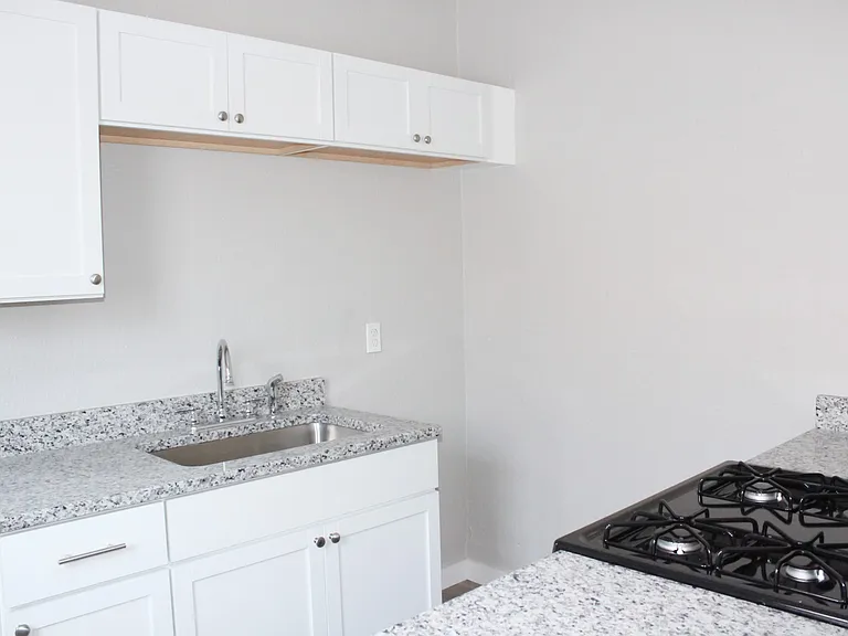 1107 W 2nd St #A — Photo 14