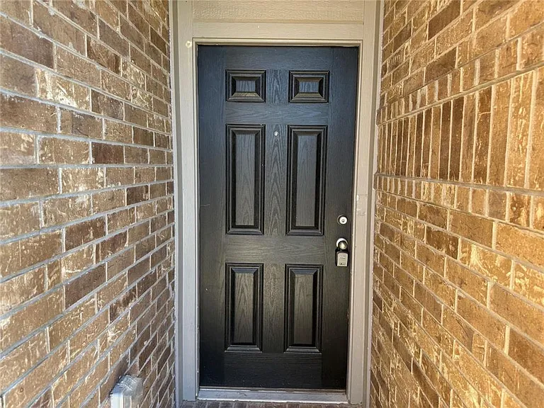 140 Maywood Ln — Photo 3