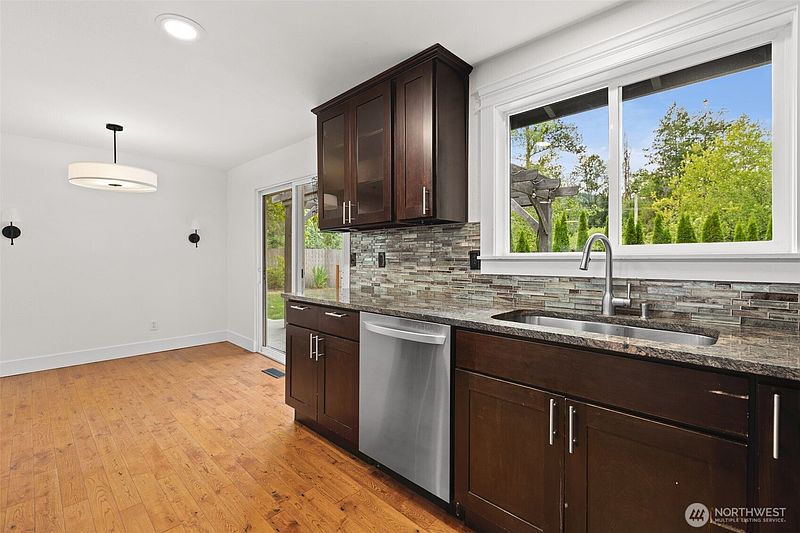 5th image of 1109 Lewis Lane SE