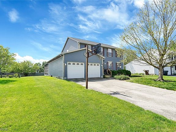 3rd image of 527 Warwick Ln