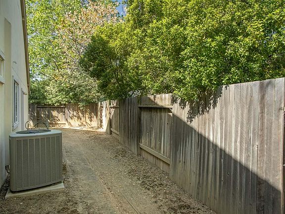 5th image of 2232 La Mesa Ct