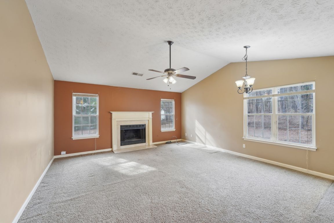 Windridge Dr NE-006.jpg
