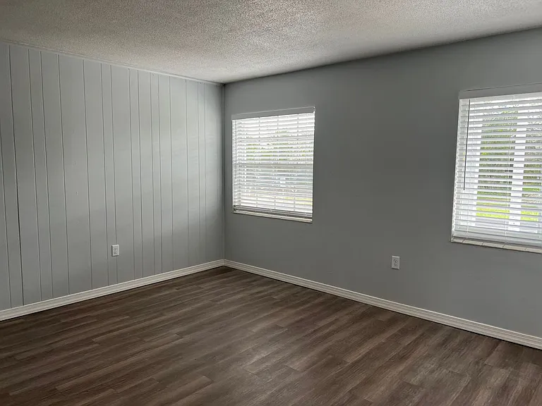 Manatee Bay Apartments — Photo 23
