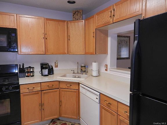 4th image of 78 Jonathan Dr