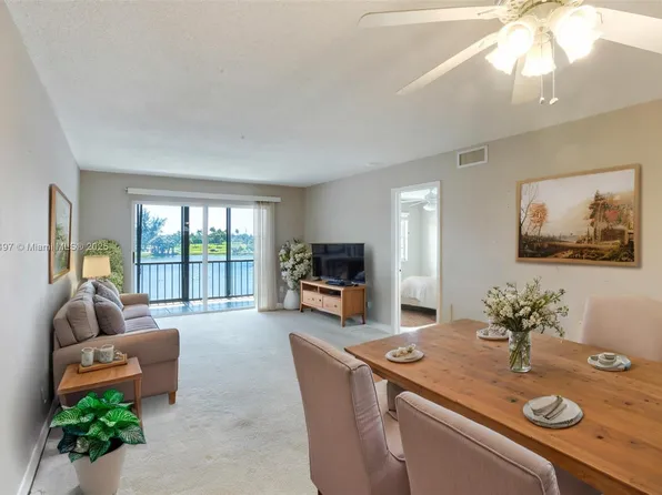 9400 N Hollybrook Lake Dr APT 303, Pembroke Pines, FL 33025