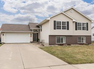 150 18th Ave, Hiawatha, IA 52233