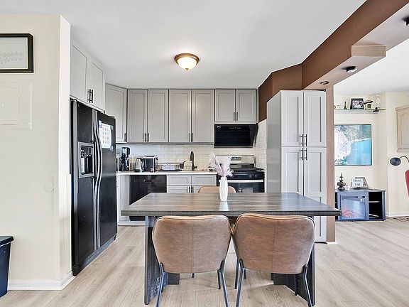 3rd image of 9229 Queens Blvd APT 8F