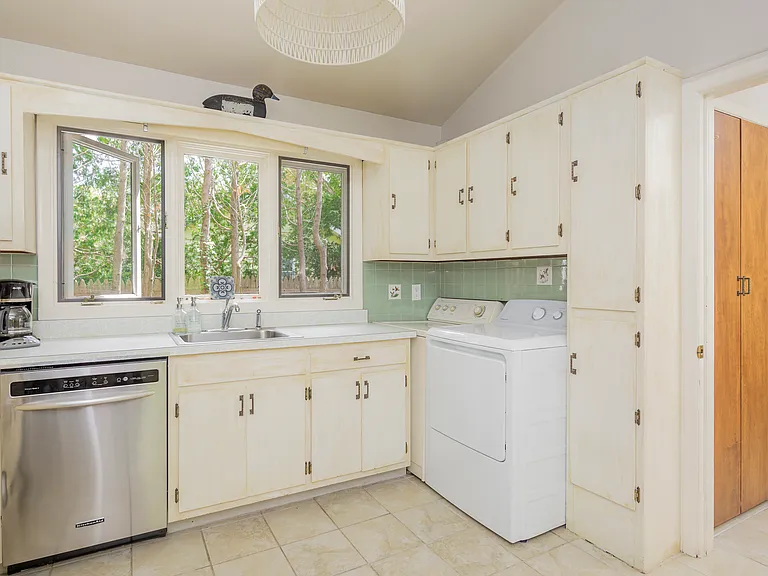 14 Roosevelt Ave — Photo 9