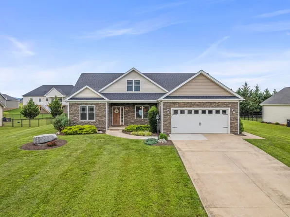 325 Petros Dr, Waynesboro, VA 22980