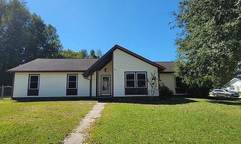 527 Raintree Cir — Photo 1