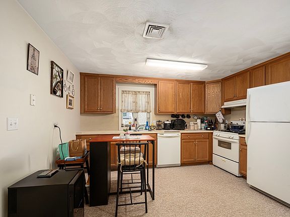 3rd image of 127 Maple St