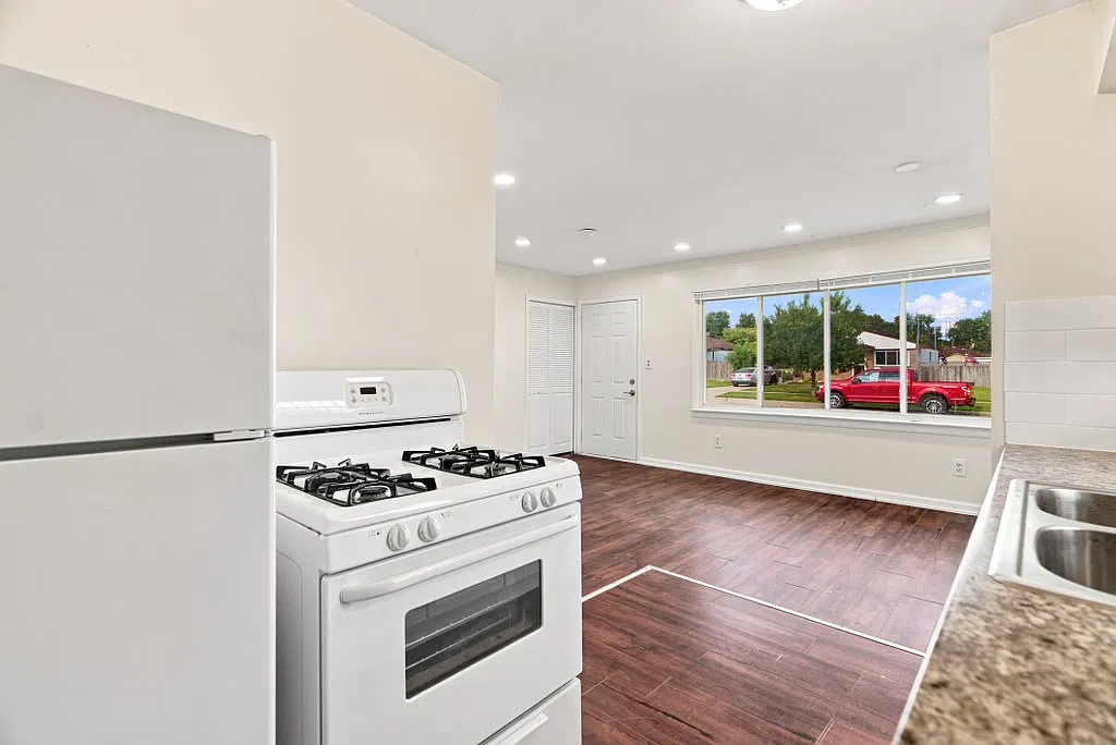 3 bed, 950 sqft, $1,695 — Photo 3