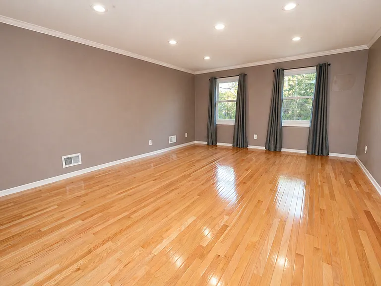 105 Crown Ave — Photo 7