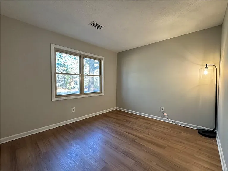 2020 Kemp Rd NE — Photo 7