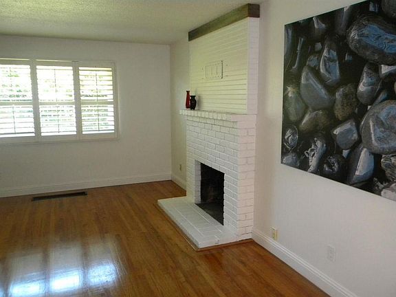 2nd image of 2061 Quincy Ave
