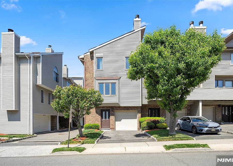 1st image of 161 Roosevelt Pl