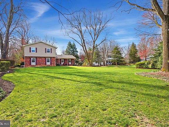 2nd image of 3233 Betsy Ln