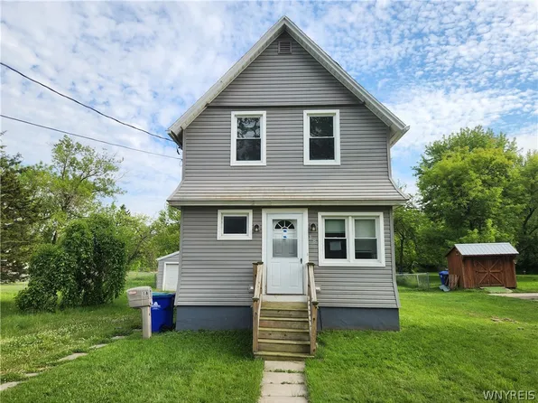 18 Newton St, Angola, NY 14006