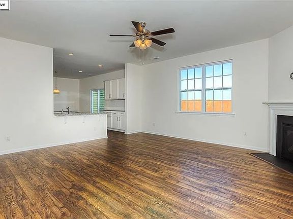 3rd image of 418 Grantham Ln