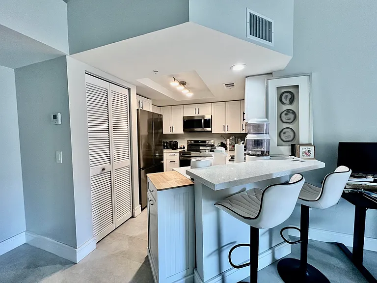 2033 SE 10th Ave #620 — Photo 1