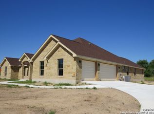 109 Abrego Lake Dr, Floresville, TX 78114
