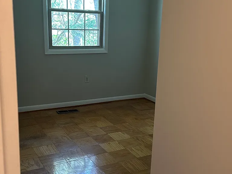 434 Greenbrier Ct — Photo 5