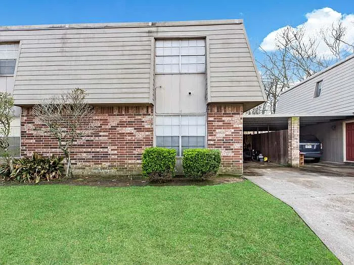 2 bed, 1.5 bath, 1296 sqft, $1,300 — Photo 2