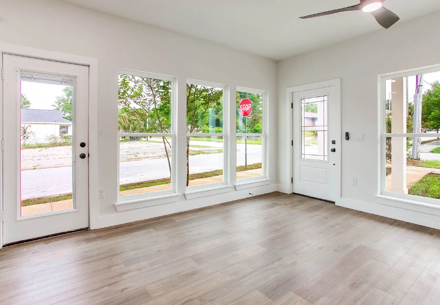 3 bed, 3.0 bath, 1218 sqft, $2,000 — Photo 3