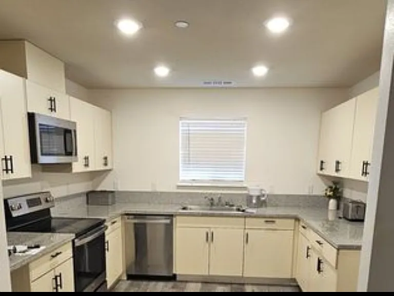 930 W Alameda St #B — Photo 3