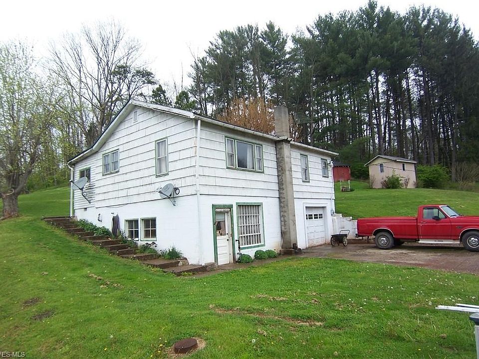 1st image of 11 Oakwood Dr