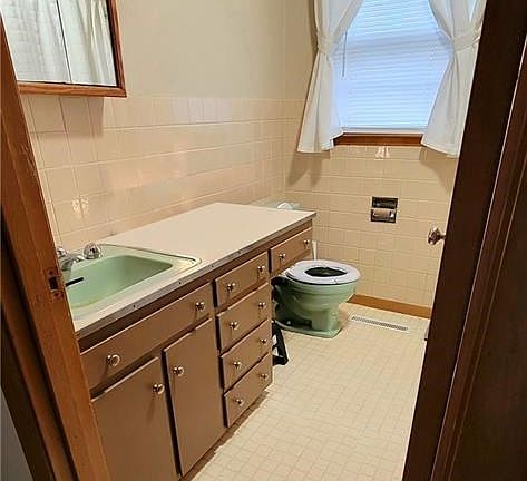 3rd image of 516 N Folger St