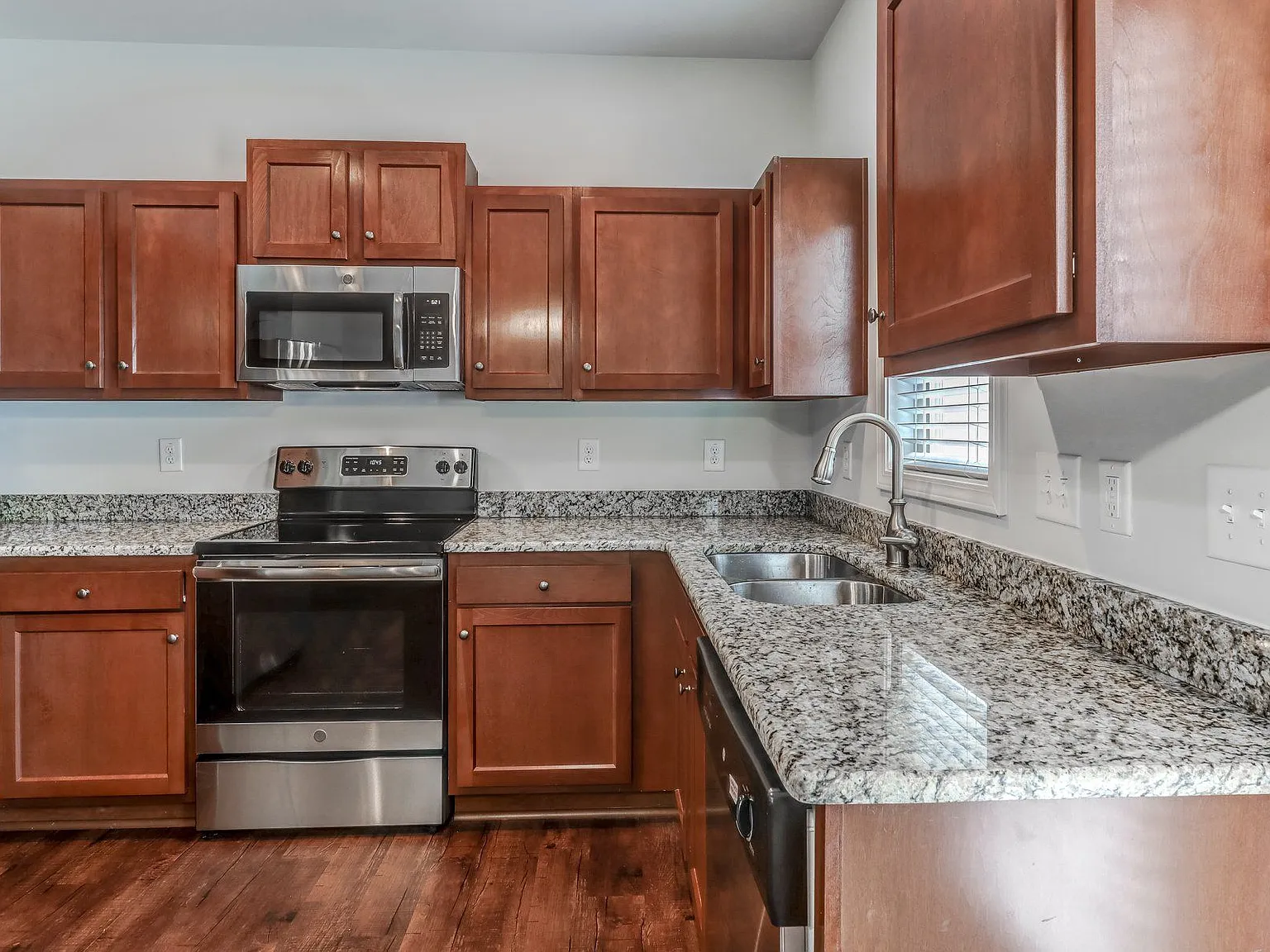 2 bed, 2.5 bath, 1027 sqft, $1,560 — Photo 4