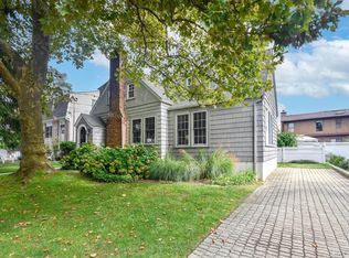 20 Oldwood Rd, Pt Washington, NY 11050