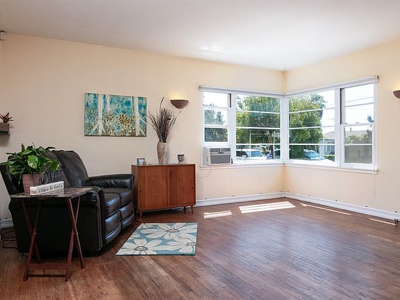 5th image of 256 S Evergreen Dr