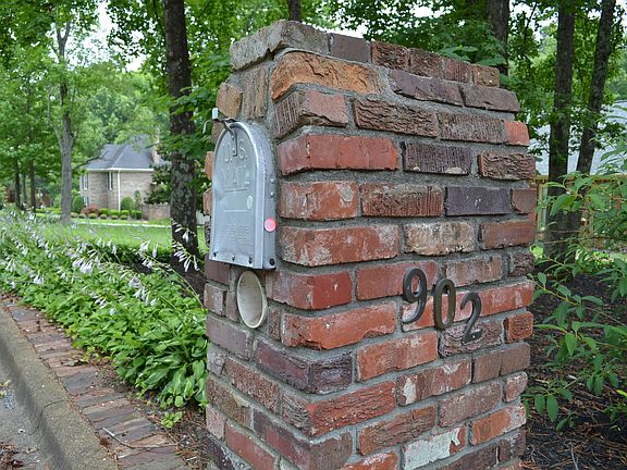 3rd image of 902 Creekwood Dr