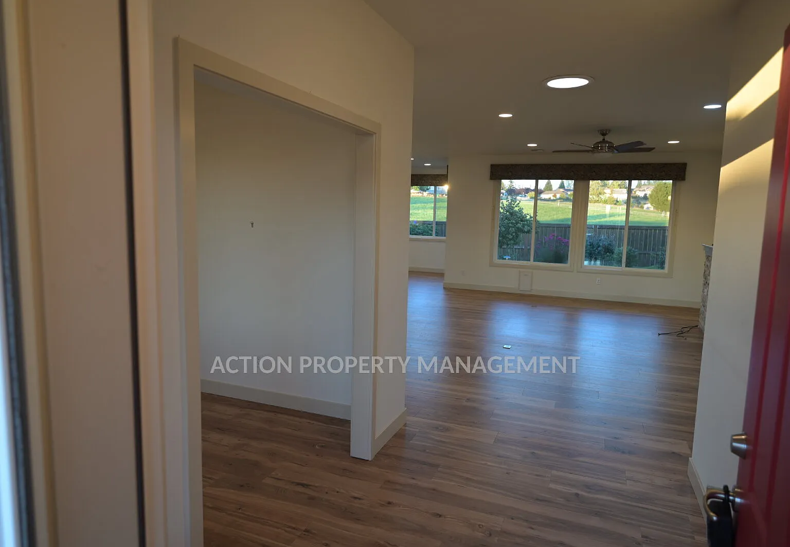 3 bed, 2.0 bath, 2152 sqft, $3,200 — Photo 4