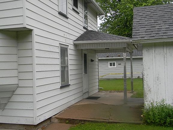 5th image of 535 Brewster St